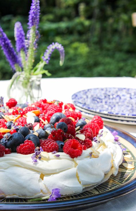 Berry Pavlova, Summer Food Party, Summer Berries, Summer Grilling, Picnic Food, Mango Salsa, Brunch Party, Toasted Almonds, Gazpacho