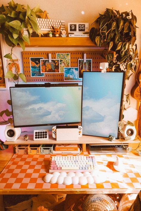 Maximalist Desk Setup, Cozy Gamer Setup, Desksetup Aesthetic, Cozy Desk Setup, Desk Idea, Setup Inspiration, Office Vibes, Desk Gaming, Cozy Gaming