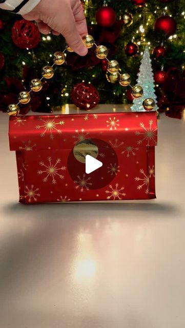 How To Wrap Presents, Unique Gift Wrapping Christmas, Wrapping A Gift, Homemade Gift Bags, Wrapping Tips, Christmas Present Wrap, Iphone Gifts, Xmas Gift Wrap, Elegant Gift Wrapping