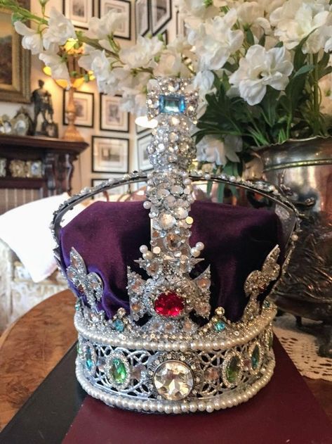 How To Make Chips, Imperial State Crown, British Crown Jewels, Royal Crowns, Crown Jewels, Tiaras And Crowns, Queen Elizabeth Ii, Elizabeth Ii, Queen Elizabeth