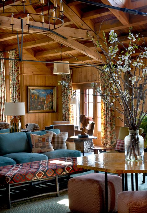 Mountain Lodge Interior Design, Camp Living Room, Mountain House Living Room, Log Home Interior Design, Lakehouse Living Room, Log Cabin Living Room, Lodge Living Room, Cabin Living Room Decor, Mountain Home Interiors