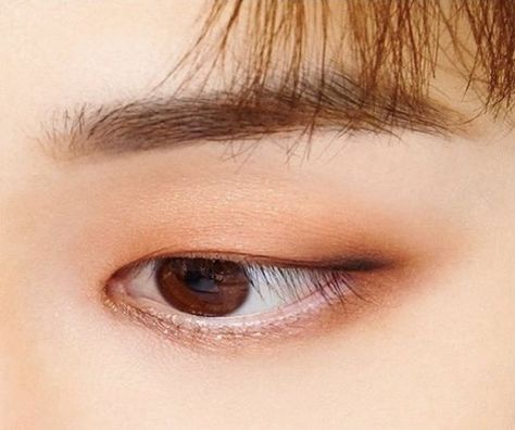 Kpop Idol Makeup Eyes Male, Kpop Men Eye Makeup, Light Makeup For Men, Kpop Idols Eyes Close Up, Bangchan Face Close Up, Straykids Eye Makeup, Bangchan Eyes Close Up, Straykids Eyes, Male Kpop Idol Makeup