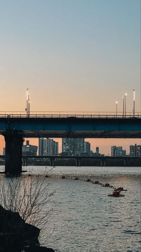 photo taken by @biancakartika28 Hangang River, River Aesthetic, Ootd Aesthetic, Sunset Photography, Seoul, Ootd, Water, Quotes