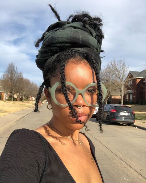 Tiara on Instagram: “he think i’m different he call me erykah badu” Aesthetic Selfie Poses, Fairycore Hair, Glasses Inspo, Big Glasses, Erykah Badu, Hair Laid, Girls Cartoon Art, Reference Photos, Locs