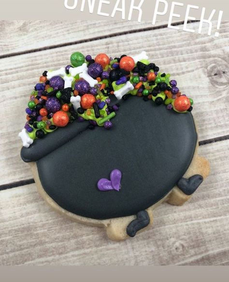 cauldron Cauldron Cookies Decorated, Cauldron Cookies, Halloween Biscuits, Royal Icing Decorated Cookies, Halloween Sugar Cookies Decorated, Halloween Cookies Decorated, Icing Design, Halloween Sugar Cookies, Royal Iced Cookies