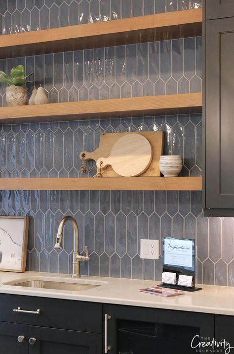 Navy blue kitchen tile Blue Kitchen Tiles, Navy Blue Kitchen, Interior Dapur, Diy Kitchen Backsplash, Kitchen Backsplash Designs, Backsplash Designs, Kitchen Tile, Kitchen Tiles Backsplash, Blue Kitchens