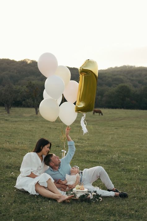 1st Birthday Photoshoot With Balloons, First Birthday Cake Smash Photoshoot Outdoor, First Year Birthday Photoshoot, 1 Year Pics, 1st Birthday Photo Shoot Outdoor, Family Photoshoot 1st Birthday, Outside 1 Year Photoshoot, First Bday Shoot, First Bday Pics