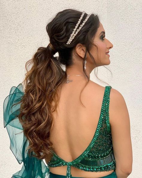 Matha Patti Hairstyles, Messy Ponytail Hairstyles, Hairband Hairstyle, Bridal Hairstyle Indian Wedding, Engagement Hairstyles, Bridal Hair Buns, Messy Ponytail, Indian Wedding Hairstyles, Indian Bride Hairstyle