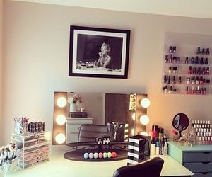 Marilyn Monroe Bedroom, Marilyn Monroe Room, Marilyn Monroe Decor, Rangement Makeup, Vanity Inspiration, Salon Suites, Vanity Room, Decor Pictures, Glam Room