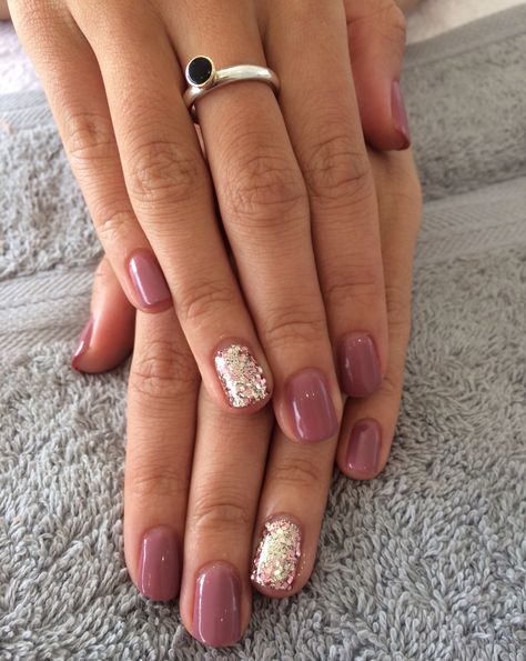 First set of gorgeous pink and rose gold glitter 💗 Holiday nails ☀️ New Years Nails Pink Sparkle, Light Pink New Years Nails, Rose Gold Accent Nails, Pink And Gold Manicure, Blush Pink Nails Rose Gold, Rise Gold Nails, Rose Gold Holiday Nails, Rose Gold And Pink Nails, Rose Gold Dip Nails