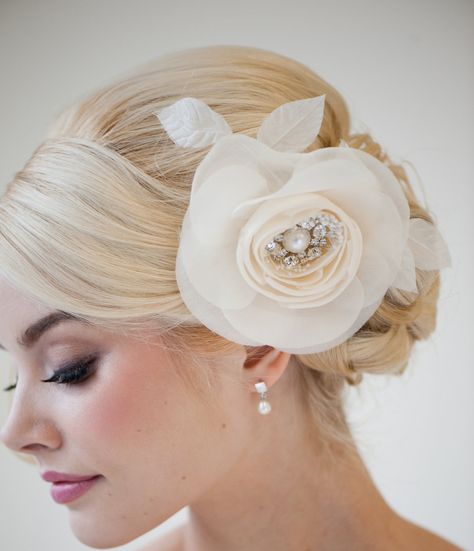 So romantic! Bridal Hair Flower, Hair Comb Bridal, Wedding Fascinators, Bridal Hair Clip, Bridal Hair Flowers, Flower Hair Comb, Hair Flower, Floral Headpiece, Bridal Headpiece