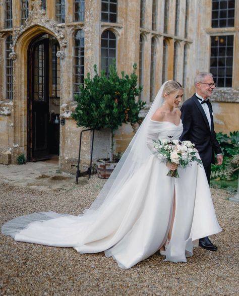 Elegant Veils, Elegant Bridal Gown, Rustic Elegant Wedding, Classy Wedding Dress, Bride Photography, Dream Wedding Ideas Dresses, Wedding Dress Shoes, Elegant Bride, That Feeling