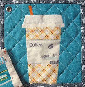 Falling in Love at a Coffee Shop Mug Rug Gift Card Sleeve, Sleeve Tutorial, Mug Rug Tutorial, Mug Rug Patterns, Quilted Potholders, Costura Diy, Card Sleeve, Quilted Table Runners, Foundation Paper Piecing