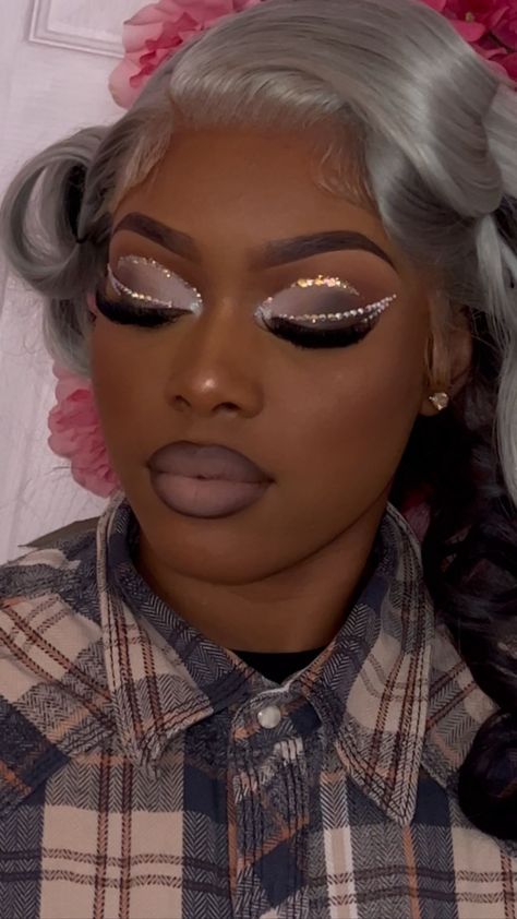 _pink.glam on Instagram: @beatsbydebcosmetics Rhinestones ✨🖤🖤🖤🖤🖤🖤😩😩😩 @jlaruecosmetics Pigment for the inner corner 💙 Face Paint, Carnival Face Paint, Halloween Face, Face Makeup, Halloween Face Makeup, Carnival, Instagram Profile, Makeup, On Instagram