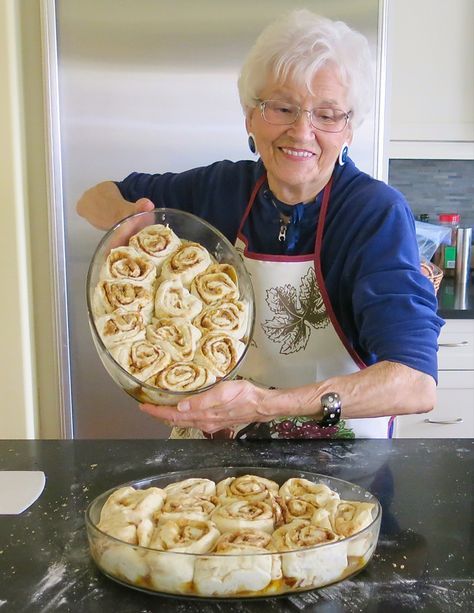 Dessert Buns, Cinnamon Bun Recipe, Sticky Buns Recipes, Cinnamon Roll Recipe Homemade, Baking Buns, Breakfast Rolls, Biscuit Rolls, Canadian Food, Sweet Rolls