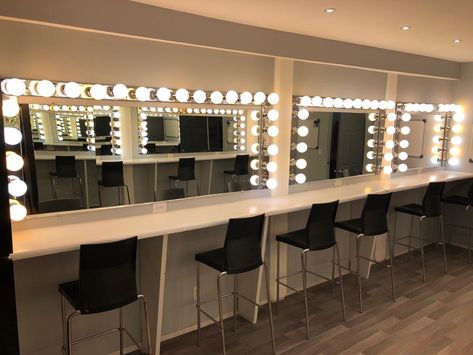 Makeup Academy Interior Design, Make Up Room Luxury, Makeup Academy Interior, Theater Organization, Makeup Artist Room Ideas, Makeup Studio Ideas Beauty Room, Makeup Studio Decor Interior Design, Beauty Studio Ideas, Makeup Room Design