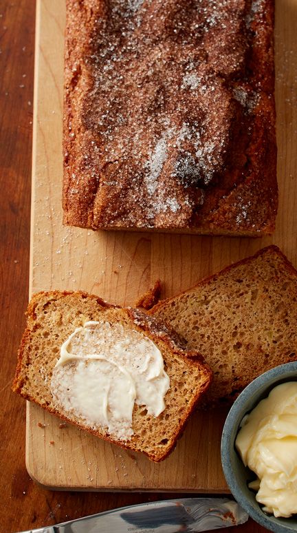 A simple and delicious way to capture the flavors of fall in a quick bread, topped with just the right amount of irresistible cinnamon-sugar crunch! Granny Smith apples were used in the testing of this recipe, but feel free to choose your favorite baking apple from your area, such as McIntosh, Braeburn or Jonathan. Cake Mix Apple Bread, Bread Easy Quick, Recipes Using Cake Mix, Pumpkin Muffins Easy, Bread Pudding With Apples, Apple Cinnamon Bread, Quick Cake, Homemade Bread Easy, Cake Mixes