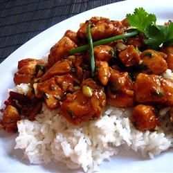 Kung Pao Chicken  Sub rice wine vinegar for the white vinegar and white wine called for in the recipe. EXCELLENT flavor, very easy recipe. Kung Pao Chicken Recipe, Diner Recept, Lo Mein, Chinese Dishes, Stir Fry Recipes, Marinated Chicken, Asian Dishes, Kung Pao, Spicy Recipes