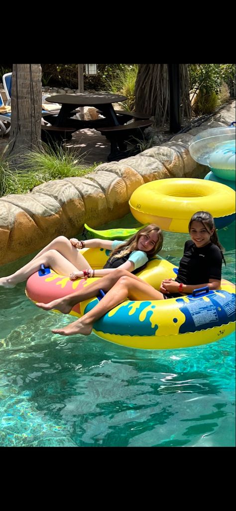 Water Park Picture Ideas, Water Park Pictures, Water Park Pose Ideas, Photo Ideas At Waterpark, Water Park Photoshoot, Water Park Photo Ideas, Waterpark Picture Ideas, Water Park Date Aesthetic, Waterpark Photoshoot Ideas