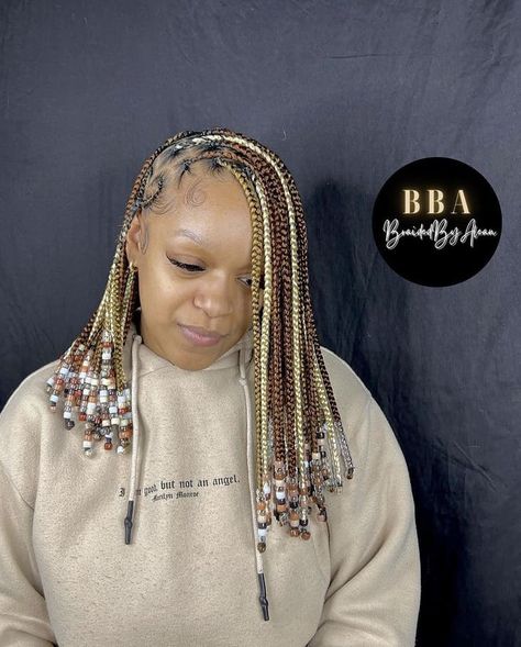 How to Mixed Colour Braids & 25 Cute Mixed Colour Braids Hairstyles Short Braids W Beads, Hair Colour Combos Braids, Short Knotless Braids With Beads Color, Color Combos For Hair, 2 Colour Braids, Colour Combos For Braids, Knotless Braid Color Combo Ideas, Knotless Color Combo, Mixed Colour Braids