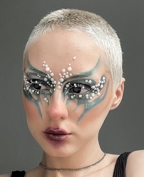 Alien Themed Makeup, Perl Make Up, Negative Space Makeup, White Eyelashes Makeup, Fantasy Makeup Ideas Creative, Alien Makeup Pretty, Alien Makeup Halloween, Alien Makeup Looks, Futuristic Makeup Looks