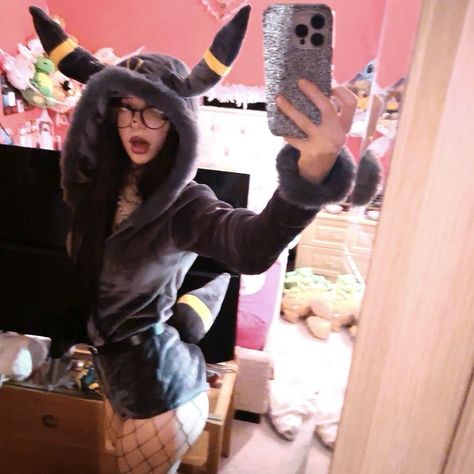 🖤 #pokemon #umbreon #umbreoncosplay #explorepage #cosplay #alt #stopreadingmyhashtags Umbreon Costume, Espeon Cosplay, Umbreon Cosplay, Pokemon Halloween Costume, Pokemon Halloween, Pokemon Cosplay, Teen Wolf, Halloween Costumes, Pokemon