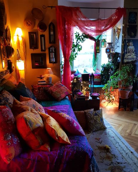 Beautiful bohemian - boho homes from around the world. Top 30 boho homes inspiration, boho chic homes. Hypnotherapy Room, Boho Chairs, Hippy House, Boho Homes, Hippy Bedroom, Temple Room, Bohemian Ideas, Bohemian Homes, I'm Jealous