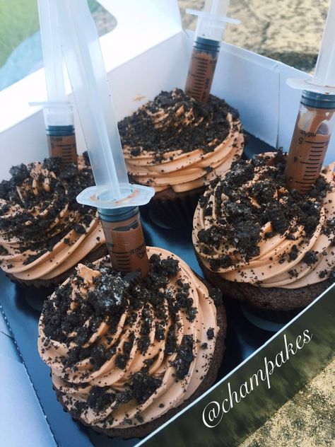 Cupcakes With Syringes, Syringe Cupcakes, Nutella Buttercream Frosting, Nurse Cupcakes, Nursing Graduation Cakes, Cupcakes Design, Easy Cupcakes Decoration, Doctor Cake, Nutella Buttercream