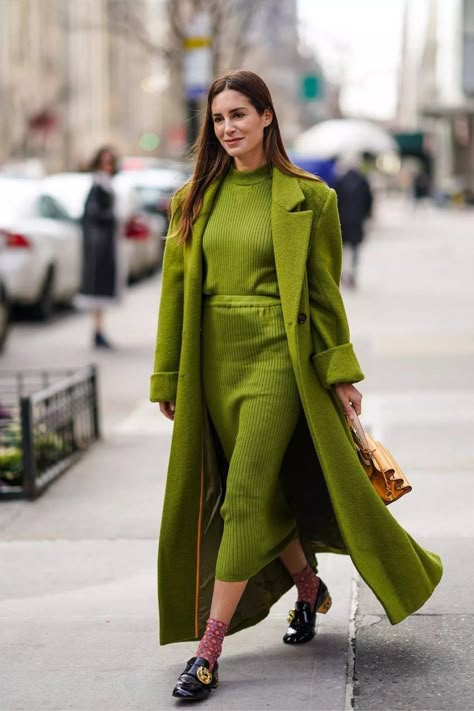 Street Style New York, Monochromatic Fashion, Street Style Fall Outfits, Monochromatic Outfit, Monochrome Fashion, Sweater Trends, Green Outfit, Warm Outfits, Fall Street Style