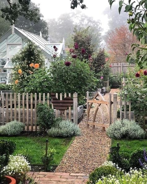 30 Awesome Examples Of Landscaping Done Right Landscape Edging Stone, Planning Garden, Courtyard Gardens, Garden Beautiful, Garden Wallpaper, Country Garden, Plants And Flowers, Farmhouse Christmas Decor, Veggie Garden