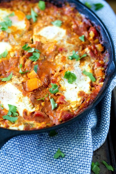 Shakshuka Eggs, Easy Shakshuka Recipe, Thai Chicken Lettuce Wraps, Eating Bird Food, Shakshuka Recipes, Bird Food, Clean Eats, Low Carb Dinner, Poached Eggs