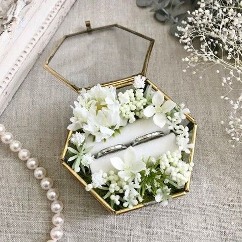 Wedding Ring Pillow Diy, Ring Box Wedding Diy, Terrarium Ring, Engagement Tray, Cincin Diy, Engagement Ring Platter, Ring Box Engagement, Tafel Decor, Bridal Gift Wrapping Ideas