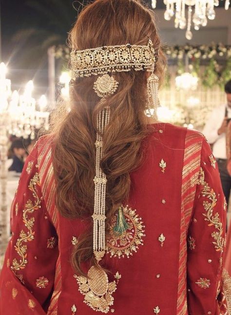 Hair Assesories, Traditional Hairstyles, Heavy Jewellery, Girls Vanity, Pakistan Culture, Balochi Dress, Hair Acessories, Shadi Dresses, Pakistani Formal Dresses