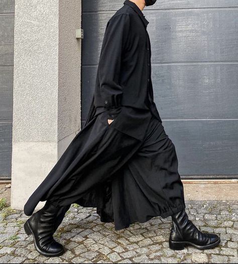 all black outfit Yohji Yamamoto Outfit, Yohji Yamamoto Street Style, Men Techwear, Yohji Yamamoto Menswear, Yoji Yamamoto, Rick Owens Menswear, Yohji Yamamoto Men, Blackout Tattoo, Clothes Reference