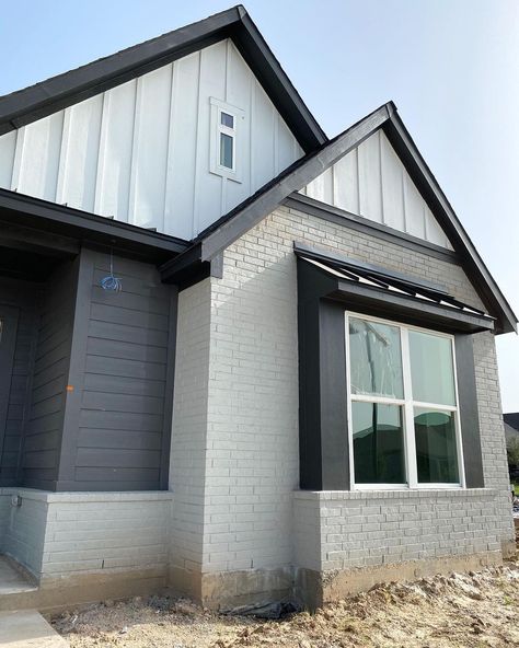 https://www.instagram.com/p/CCuWNiRJawm/?igshid=spnxyte7wkxv Light Grey Painted Brick House Exterior, Dark Grey Siding House, Light Grey Brick House Exterior, Light Grey House Exterior, Grey Painted Brick House, Gray Brick House Exterior, Grey Brick House Exterior, Grey Siding House, Dark Grey Siding