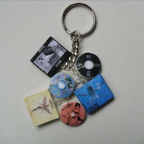 Pants Keychain Ideas, Things To Put On Your Keychain, Cool Keychains For Car Keys, Cool Key Chains, Indie Keychain, Alt Keychain, Cool Keychains Diy, 2000s Keychains, Keychain Inspo Aesthetic