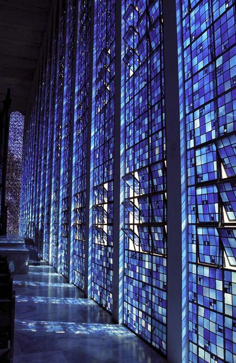 5 Mosaic Art Cities of The Future - Mozaico Blog Yoga Vinyasa, زجاج ملون, Oscar Niemeyer, Glass Walls, Vinyasa Yoga, Stained Glass Mosaic, Stained Glass Art, Contemporary Architecture, Stained Glass Windows