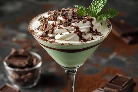 Chocolate Mint Cocktails, Mint Chocolate Cocktail, Chocolate Mint Martini Recipe, Cookie Martini Recipe, Mint Martini, Cookie Martini, Chocolate Martini Recipe, Baileys Drinks, Mint Drink