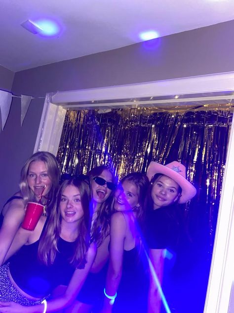 18th Birthday Party Pictures, Teenage Birthday Party Aesthetic, Teenage Birthday Party, Teenage Parties, Purple Birthday Party, Sweet Sixteen Birthday Party Ideas, 17th Birthday Ideas, Cowboy Life, Birthday Friends