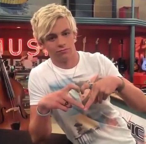 Austin And Ally Behind The Scenes, Austin Moon Aesthetic, Austin Moon, Driver Era, Laura Marano, I Love Cinema, Austin And Ally, Old Disney