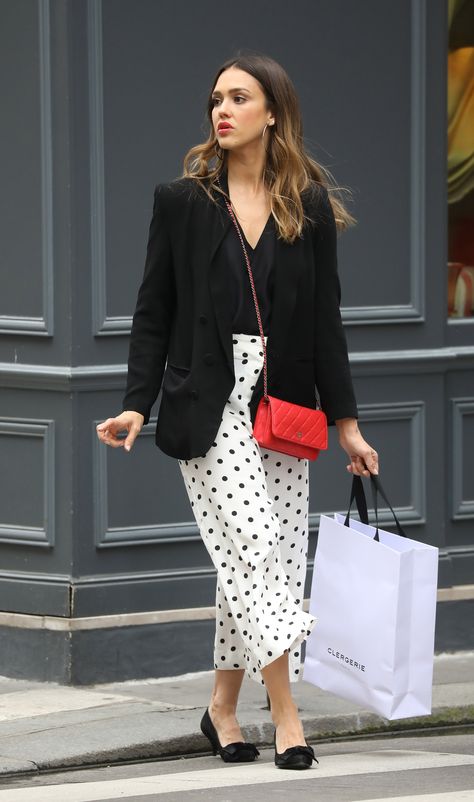 Jessica Alba, 2018 Jessica Alba 2024 Style, Jessica Alba Style 2024, Red Bag Outfit, Jessica Alba Casual, Jessica Alba Outfit, Meeting Outfit, Jessica Alba Style, Bag Outfit, Red Bag