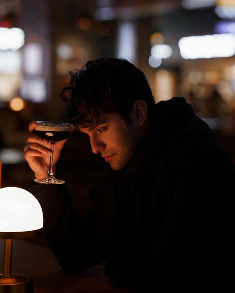 Looking for a great spot to shoot in New York? Go to the bar at Penn Station! Beautiful photos with cinematic effect are guaranteed 👌🏼 Md: @thomasdiegogarcia #photography #cinematic #madewithlightroom #newyork #pennstation #photogtapher #photoidea #espressomartini #photoshoot Photoshoot Male Poses, Photoshoot Male, New York Photoshoot, Male Photoshoot, Photoshoot Moodboard, Photography Elements, Modelling Portfolio, Men Fashion Photoshoot, Male Portrait Poses