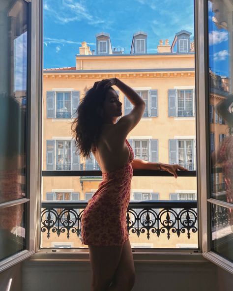 Latina with long wavy curly hair infront of Paris building window balcony Photos On Balcony, Nice Poses For Instagram, Poses In Front Of Building, Balcony Selfie Ideas, Instagram Picture Ideas Dress, Balcony Pictures Instagram, Balcony Poses Photo Ideas, Poses For Dresses, Balcony Photoshoot Ideas