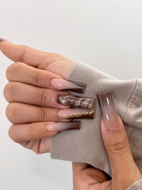 Square Autumn Nails 2022, Square Nails Acrylic Medium, Autumn Nails Inspiration Square, Winter Nails Square Long, November Nails Long, Acrylic Nail Ideas Square, Short Fall Nails 2022 Square, Fall Brown Nails Acrylic, Nude Nails Rhinestones