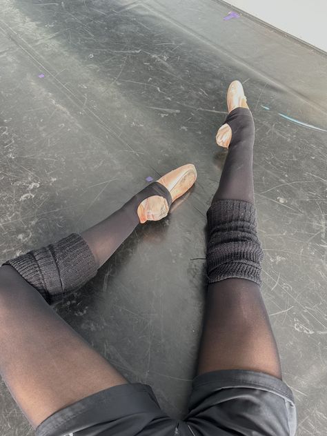 Grunge Ballet Aesthetic, Ballet Aesthetic Dark, Dark Balletcore Outfits, Dark Ballerina Aesthetic, Dark Ballet Aesthetic, Black Ballerina Aesthetic, Ballet Outfit Practice, Black Dance Outfit, Dancer Aesthetic