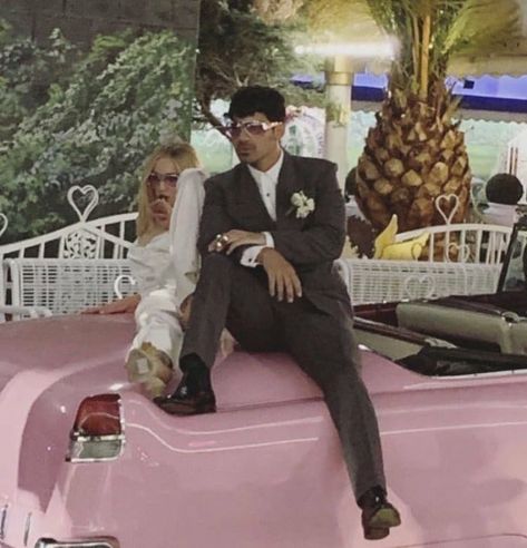 This Picture From Joe Jonas And Sophie Turner's Wedding Is The Only Thing You Need To See Today Sophie Turner Tattoo, Sophie Turner Joe Jonas, Elvis Impersonator, Shotgun Wedding, Hair Blond, Hollywood Couples, Young Celebrities, Cutest Couple Ever, Las Vegas Elopement