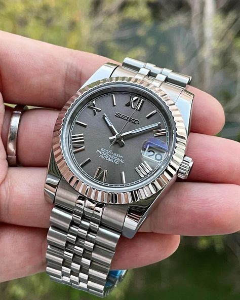 [Datejust] Seiko Roman : SeikoMods Seiko Day Date, Seiko Datejust Mod, Seiko Vintage Watch, Seiko Datejust, Watch Aesthetic, Watches Silver, Gentlemens Guide, Seiko Mod, Classy Watch