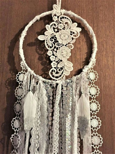 Wall Hangings Ideas, White Dream Catcher, Doily Dream Catchers, Atrapasueños Diy, Lace Dream Catchers, Dream Catcher Mobile, Dream Catcher Decor, Crochet Dreamcatcher, Dream Catcher Craft