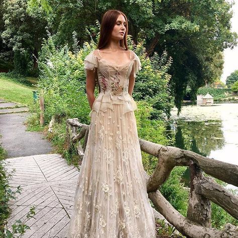 Sylvie Facon, Wattpad Outfits, Ethereal Dress, Fantasy Dresses, Fantasy Gowns, Fairytale Dress, French Designer, Vestidos Vintage, Fantasy Dress