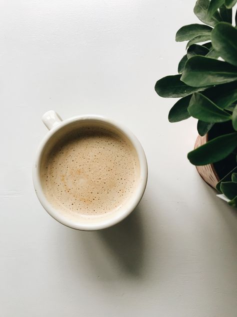 Minimalist Coffee Photography, Rainy Summer, Coffee Bread, Minimalist Coffee, Eat Pretty, Backgrounds Aesthetic, Enjoy Coffee, Coffee Photography, Pour Over Coffee